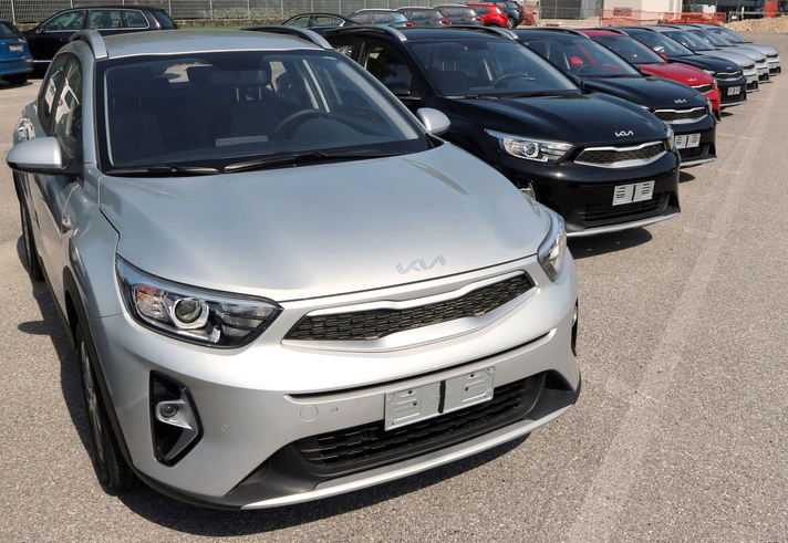 Kia Stonic cars in a row outside the official dealership.