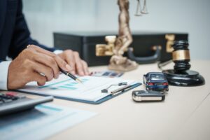 A man in a suit at his desk offers online car insurance, car loans, comprehensive coverage, cash withdrawals via credit cards, and provides free legal services.